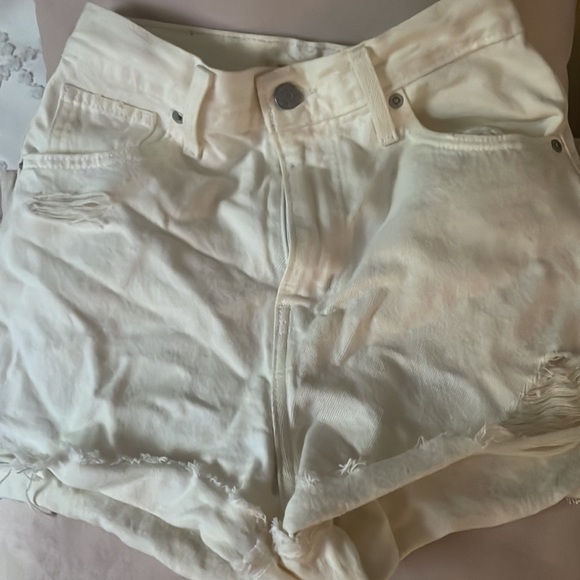 White levi high rise mom short - Picture 3 of 6
